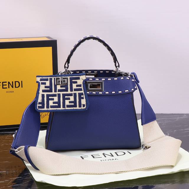 配盒子 Fendi 芬迪 新款iseeu 超实用小size 手机化妆品钱包都可以放进去本人已种草哦 感觉这个size刚刚好 Size 23 18Cm 9797