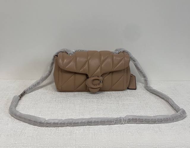 Coach 2月新品 C Quilting Tabby珩缝工艺的链条tabby 酷酷的暗黑扣 低调又高级的银色扣 选一个你喜欢的尺寸和颜色吧