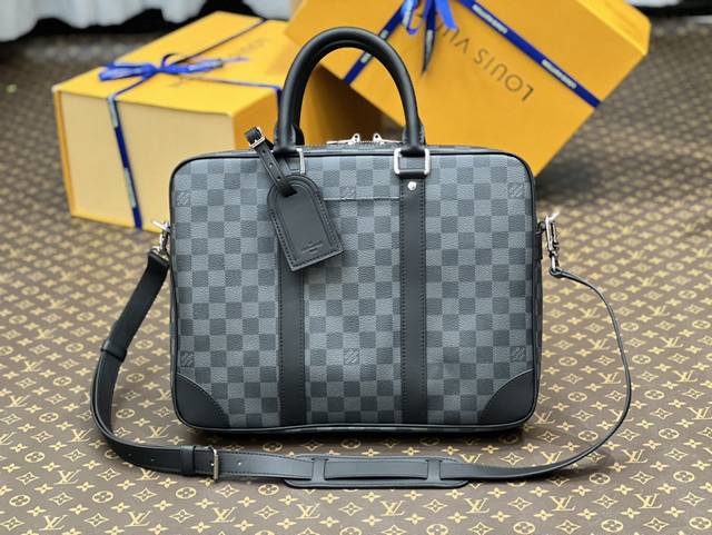 M40445黑格 男包公文包系列 本款 Voyage 小号公文包 取材 Damier Graphite 涂层帆布 搭配皮革侧带 加固包角 顶部手柄和名牌 外袋便