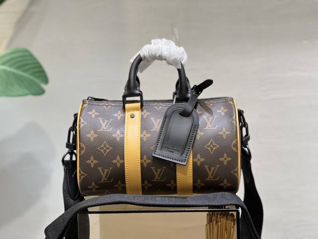 M46687 本款手袋浓缩 Keepall 旅行袋的经典轮廓 由monogram 压纹 Taurillon 皮革制成 紧凑构型适宜收纳手机和钱夹等随行小物 巧用