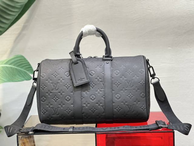 M22765全皮 M46655克花 本款 Keepall 35旅行袋为 Monogram Shadow 皮革铺陈全幅 Monogram 压纹 搭配哑光金属件 成