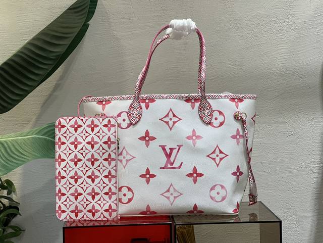 M22980玫红 M22979蓝 本款 Neverfull 中号手袋为淡雅帆布描绘 Giant Monogram 图案 令 Lv 和 Monogram 花卉呈现