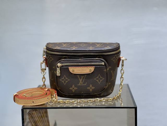 M82335本款 Mini Bumbag 手袋来自 Lv Gradient 系列 为 Monogram Empreinte 潮流构型设有拉链主隔层 路易威登皮革