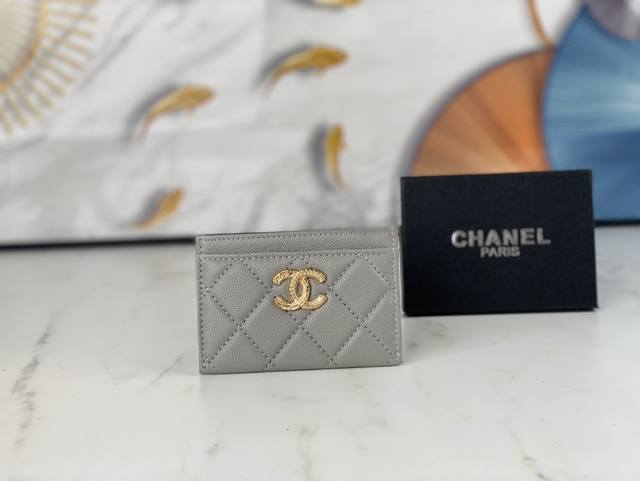 型号3188 Chanel 22K浮雕lgo大双c五金 官网2023最新卡包 鱼子酱中球纹牛皮防刮花 光泽感超好 3卡槽各放一张卡 中间亦可放卡+几张零钞