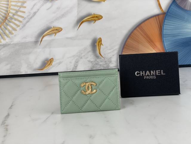 型号3188 Chanel 22K浮雕lgo大双c五金 官网2023最新卡包 鱼子酱中球纹牛皮防刮花 光泽感超好 3卡槽各放一张卡 中间亦可放卡+几张零钞