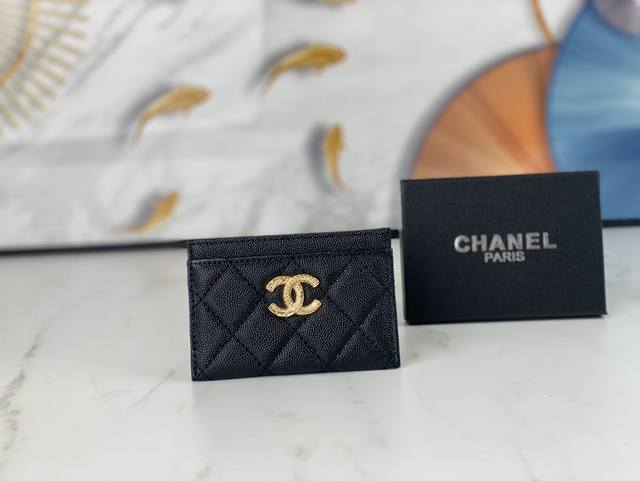 型号3188 Chanel 22K浮雕lgo大双c五金 官网2023最新卡包 鱼子酱中球纹牛皮防刮花 光泽感超好 3卡槽各放一张卡 中间亦可放卡+几张零钞