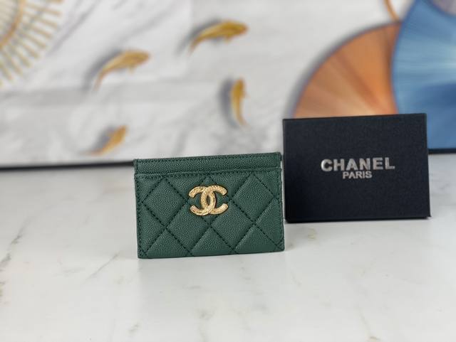 型号3188 Chanel 22K浮雕lgo大双c五金 官网2023最新卡包 鱼子酱中球纹牛皮防刮花 光泽感超好 3卡槽各放一张卡 中间亦可放卡+几张零钞