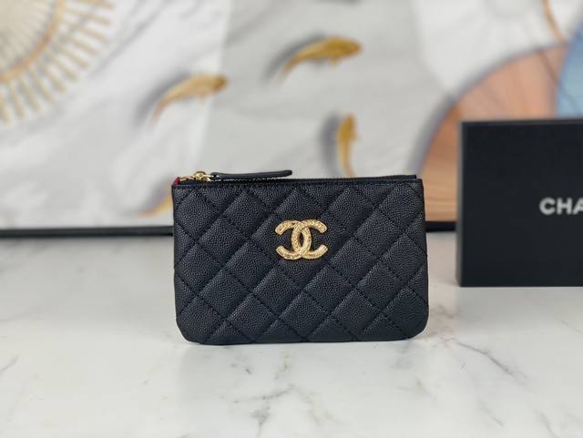 型号82365 Chanel 22K浮雕lgo大双c五金 设计感新鲜 带精致复刻味 非常美丽 官网2023最新卡包 鱼子酱中球纹牛皮防刮花 光泽感超好 夏季背太