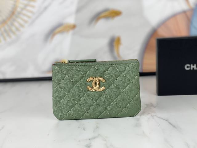 型号82365 Chanel 22K浮雕lgo大双c五金 设计感新鲜 带精致复刻味 非常美丽 官网2023最新卡包 鱼子酱中球纹牛皮防刮花 光泽感超好 夏季背太 - 点击图像关闭