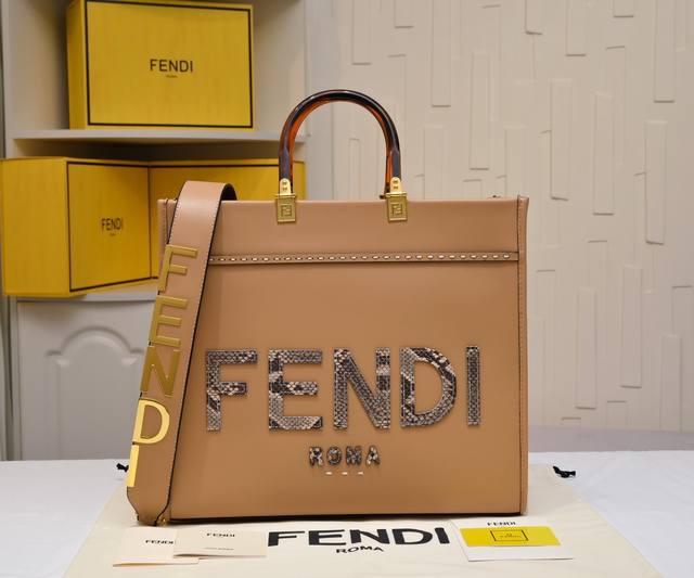 小号 3363一800蛇纹 F i Tote 托特包 阳光手提袋 简单字母logo设计 琥珀色双手柄是整个包包最大焦点 单拧着就很有气场 也不勒手 小号还配有一