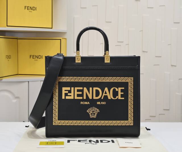 小号 型号7 Fendi By Versace 联名款托特火热袭来 亚克力高级双手提搭配一条长肩带细节超人性化处理 包身varsace金色巴洛克印花和fendi