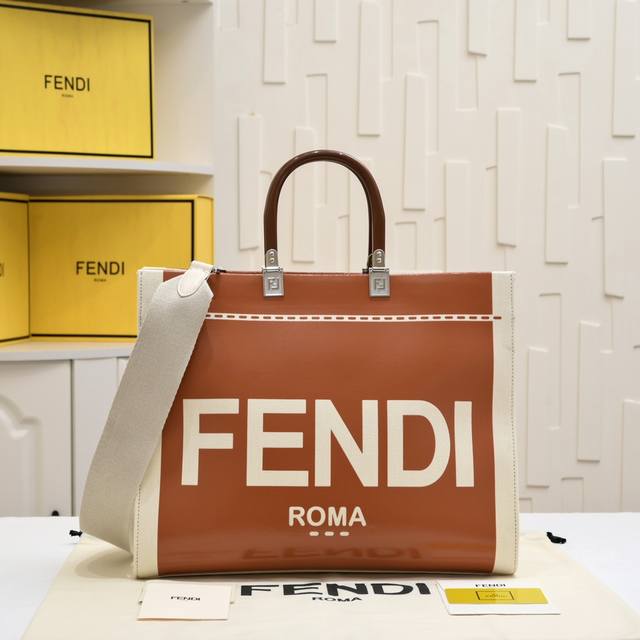 型号4403再次到货 Sunshine中号手提袋 漆皮材质 刻有显示天然帆布底料的 Fendi Roma字样 棕色有机玻璃硬质手f i Tote 托特包 阳光手