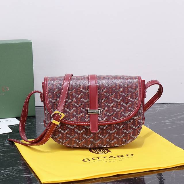 配盒子 Goyard戈雅马鞍包 -新款 Goyard Logo的大潮今年可是开挂了 每个包的手绘花纹都特别有自己的独特魅力 不管是亮眼的鲜艳色 还是低调的深色系