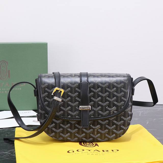 配盒子 Goyard戈雅马鞍包 -新款 Goyard Logo的大潮今年可是开挂了 每个包的手绘花纹都特别有自己的独特魅力 不管是亮眼的鲜艳色 还是低调的深色系