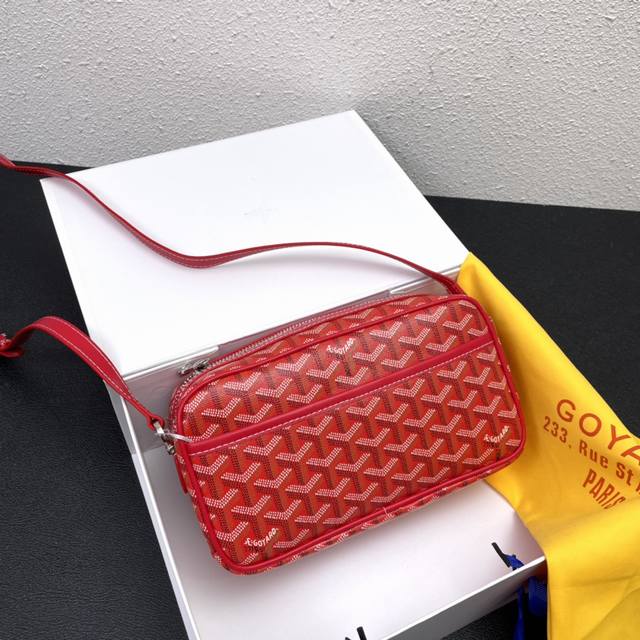 专柜对版goyard 戈雅 明星 同款相机包 独家订制y涂鸦面料 大半个地球时尚潮人和男女明星都人手一个 不仅白搭还超好搭配 尺寸 23X8X14Cm - 点击图像关闭