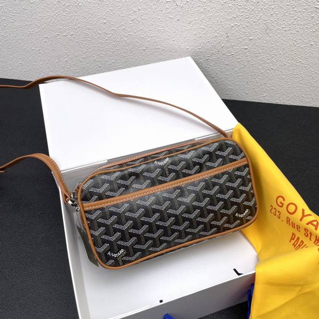 专柜对版goyard 戈雅 明星 同款相机包 独家订制y涂鸦面料 大半个地球时尚潮人和男女明星都人手一个 不仅白搭还超好搭配 尺寸 23X8X14Cm