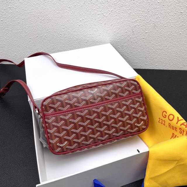 专柜对版goyard 戈雅 明星 同款相机包 独家订制y涂鸦面料 大半个地球时尚潮人和男女明星都人手一个 不仅白搭还超好搭配 尺寸 23X8X14Cm