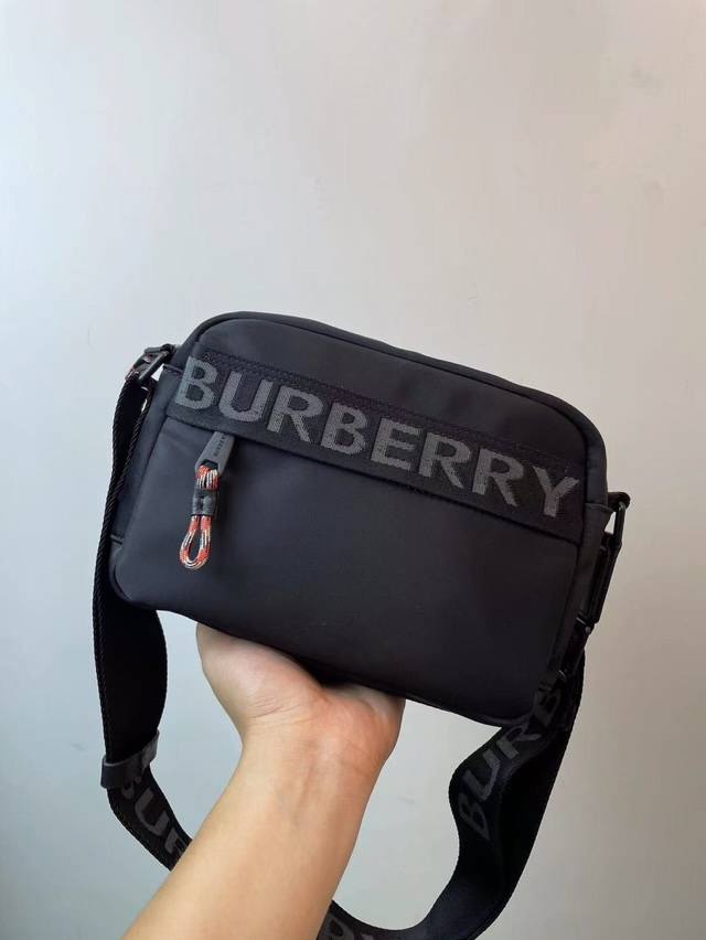 原单burberry 巴宝莉 专柜经典款休闲单肩斜挎包 面料采用进口防水布配进口小牛皮 装饰独有的品牌logo机编织带 包形休闲时尚易搭配 男女可以非常超值的一