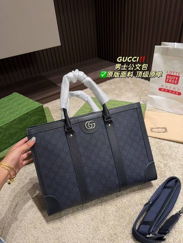 Gucci 古奇 品牌推出的各系列延续了单品不应只流行一季 而是随时间流逝历久弥新的设计理念 源自guccio Gucci首字母缩写的经典交织字母元素继续为新设