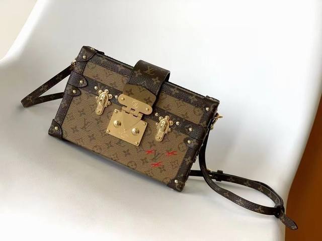 Louis Vuitton 路易威登m44199此款 Petite Malle 手袋的每一处细节无不源自路易威登的制箱传承 包身造型 标志性的 Monogram