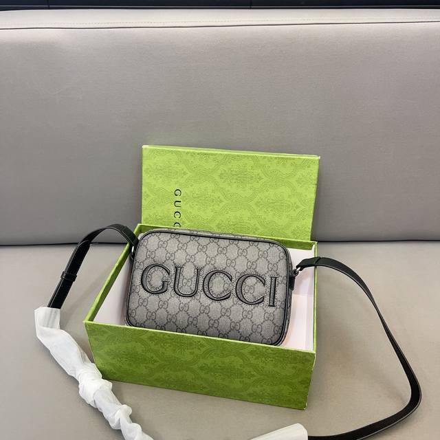 Gucci 古奇 Gg印花相机包 男士休闲单肩斜挎包 超大容量 电镀激光雕刻五金 高品质 附带 防尘袋 规格 14 X 23 Cm