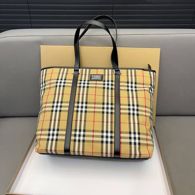 Burberry 巴宝莉 格子帆布托特包 男女通用手提包 采用精湛镶嵌细工 经典百搭 实物拍摄 原厂原版面料 配送防尘袋礼盒 34 X 28 Cm