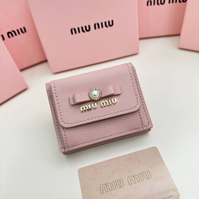 Miumiu 5235颜色 黑色 粉色 蓝色 尺寸 9.5*7.5*3.5Miumiu专柜最新款火爆登场 采用头层牛皮 做工精致 媲美专柜 多功能小钱包 超级精