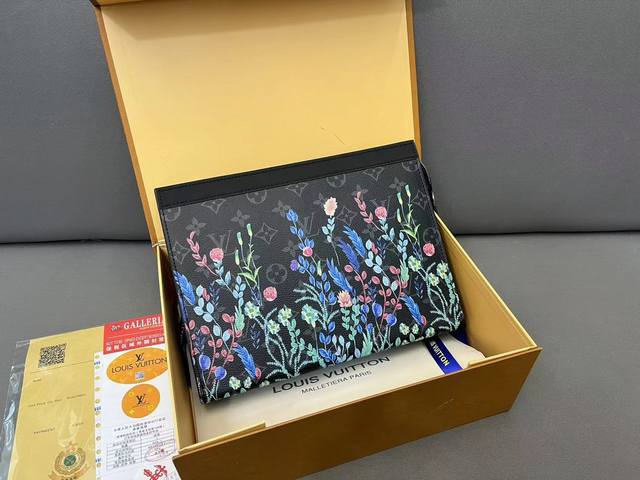 Louisvuitton 路易威登 Pochette Voyage 手袋男士手拿包 洗漱包 采用精湛镶嵌细工 实物拍摄 原厂原版面料 配送 礼盒 27 X 21