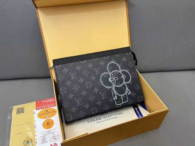 Louisvuitton 路易威登 Pochette Voyage 手袋男士手拿包 洗漱包 采用精湛镶嵌细工 实物拍摄 原厂原版面料 配送 礼盒 27 X 21