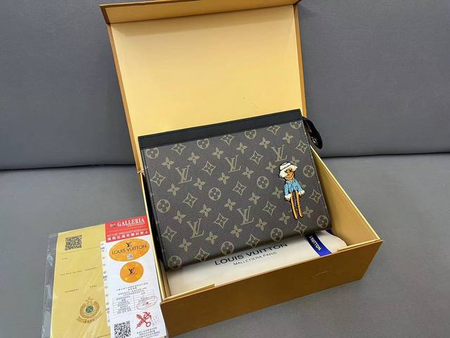 Louisvuitton 路易威登 Pochette Voyage 手袋男士手拿包 洗漱包 采用精湛镶嵌细工 实物拍摄 原厂原版面料 配送 礼盒 27 X 21