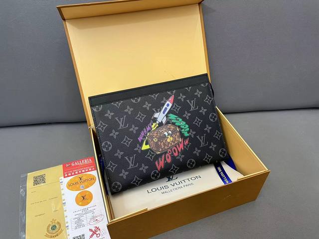 Louisvuitton 路易威登 Pochette Voyage 手袋男士手拿包 洗漱包 采用精湛镶嵌细工 实物拍摄 原厂原版面料 配送 礼盒 27 X 21