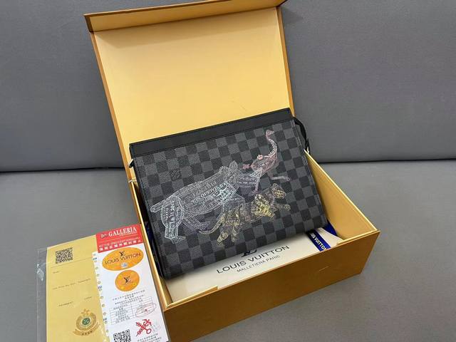 Louisvuitton 路易威登 Pochette Voyage 手袋男士手拿包 洗漱包 采用精湛镶嵌细工 实物拍摄 原厂原版面料 配送 礼盒 27 X 21