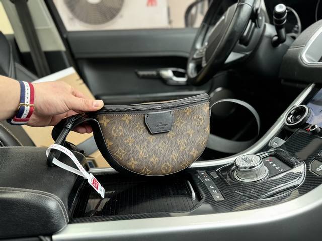 升级版高端货 新款 Louis Vuitton 单肩包 路易威登 M23835 Louis Vuitton Moon 可调节肩带拉链开合字母组合帆布拼牛皮 单肩 - 点击图像关闭