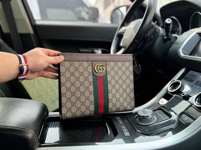 高端货 Gucci 古奇 手拿包高清五金logo标志 专用内里 顺滑拉链 油边平滑 做工精致每个细节到位 规格28 18 8Cm 配礼盒