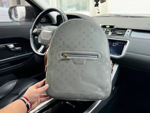 高端货 新款 Louis Vuitton 双肩包 路易威登monogram Titanium 双肩包 M43882 此款号小双肩包由monogram Titan