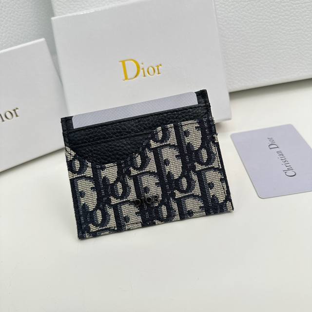 颜色 黑色 尺寸 10X7.5Dior 专柜同步最新款出货 采用里外头层小牛皮 做工精致 超多卡位 超薄款设计 携带方便