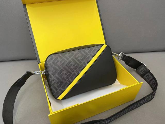 Fendi 芬迪 Camera Case手袋相机包 单肩斜挎包 手拿包 采用精湛镶嵌细工 经典百搭 实物拍摄 原厂原版面料 配送防尘袋 礼盒 25 X 15 C