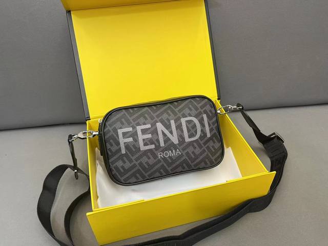 Fendi 芬迪 Fendace胶囊系列 Ff相机包 单肩包 斜挎包 采用精湛镶嵌细工 经典百搭 实物拍摄 7M0286配送防尘袋 折叠礼盒 22 X 15 C