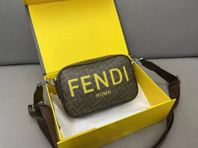 Fendi 芬迪 Fendace胶囊系列 Ff相机包 单肩包 斜挎包 采用精湛镶嵌细工 经典百搭 实物拍摄 7M0286配送防尘袋 折叠礼盒 22 X 15 C