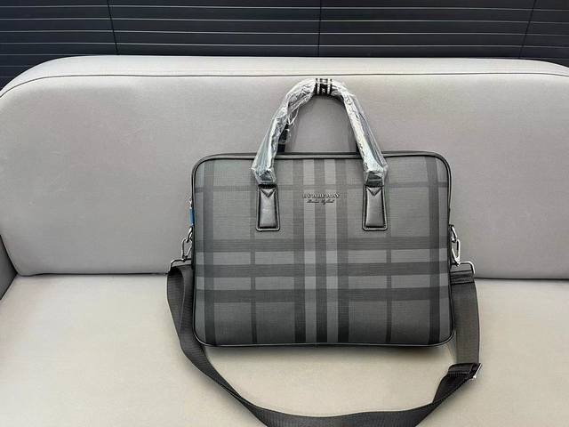 Burberry 巴宝莉 新款印花公文包 男士斜挎手提包 电脑包 经典复刻设计 采用精湛镶嵌细工 实物拍摄 原厂原版面料 配送防尘布袋 38 X 28 Cm