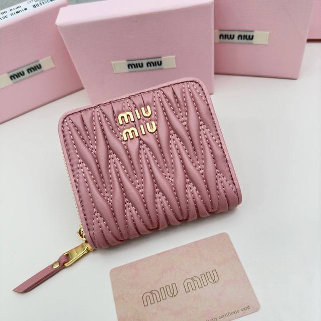 Miumiu 3511颜色 黑色 粉色 蓝色 尺寸 10.5*10*3Miumiu专柜最新款 专柜爆款热力来袭 经典提花压纹设计 釆用顶级进口小羊皮 皮质细腻柔