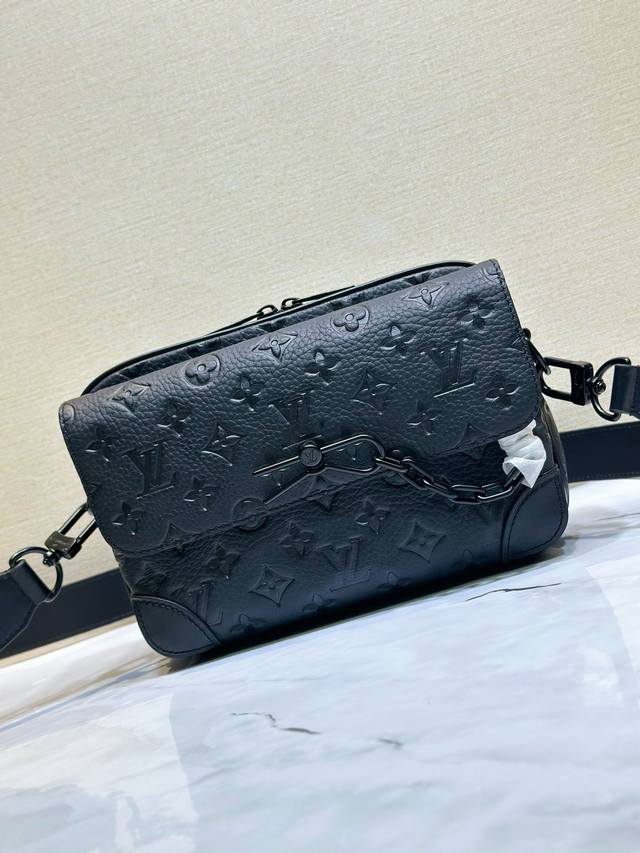 Louis Vuitton 路易威登 M46795 男差包系列 Steamer 邮差包 Steamer 邮差包以贴合身形的玲珑构型汇聚摩登功能与经典元素 加固皮