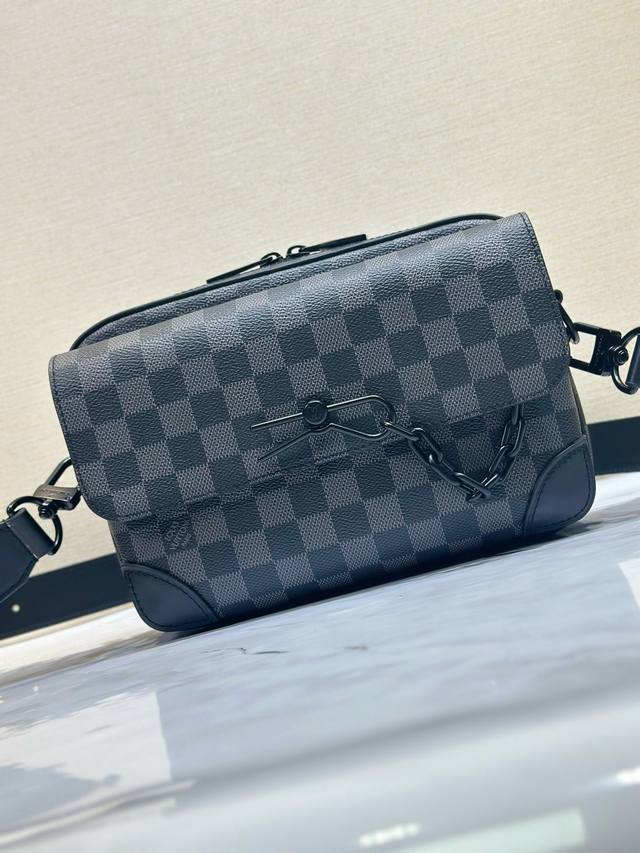 Louis Vuitton 路易威登 M46795 男差包系列 Steamer 邮差包 Steamer 邮差包以贴合身形的玲珑构型汇聚摩登功能与经典元素 加固皮