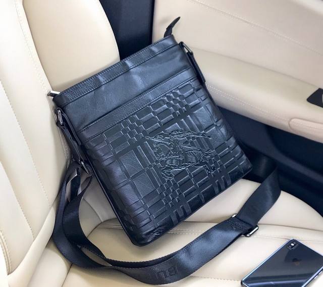 巴宝莉 Burberry 独家新款型号 33017-2 斜挎包 尺寸 26X27X6 Cm 高端品质 原单正品 独特的品质时尚的设计精致的手工构制潮男必备专柜货