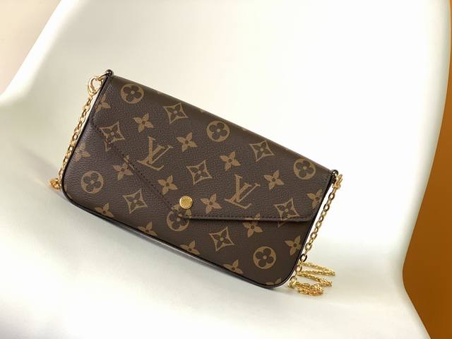 M61276Pochette Felicie 手袋优雅小巧 内含两个可脱卸口袋 是携带整理您的日常用品的时尚之选 它不仅仅是款钱夹 除去金色链条后 它还可以用作