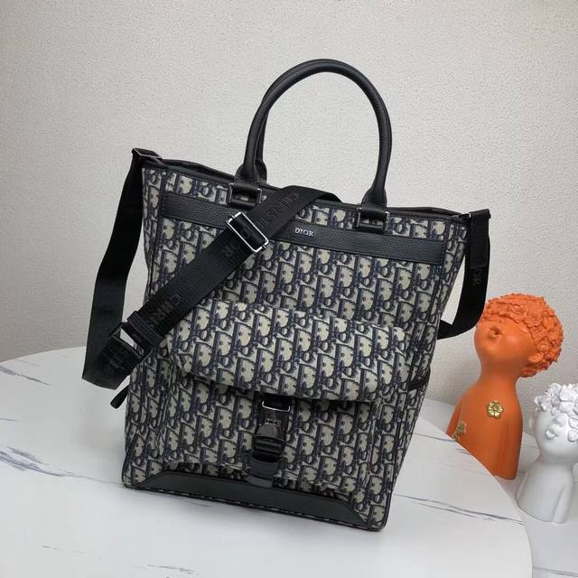 Dior Explorer系列 通体饰有米色和黑色oblique印花 正面饰有黄铜dior标志 侧面贴边口袋饰有dior补丁 内部饰有 Dior 压花标志 正面