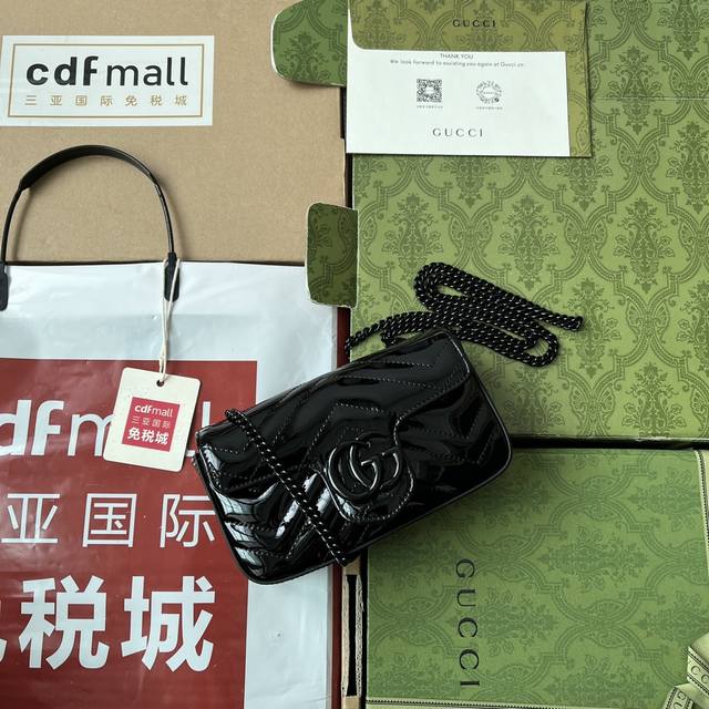 原厂皮配 Cdfmall三亚免税店手提袋 Gg Marmont系列漆皮超迷你手袋 同色调双g配件设计在品牌现代风格中注入传统精髓 为衣橱带来隽永单品 这款超迷你