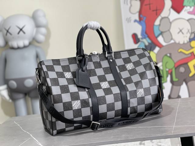 N80404 克格keepall Bandouli re 45 旅行袋 本款 Keepall Bandouli re 45 旅行袋于皮革表面描绘 Damier