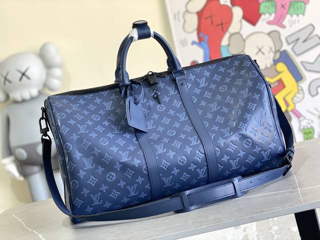 M45731 本款 Keepall Bandouli re 50 旅行袋邂逅 Monogram Shadow 牛皮的内敛格调 以印花和压印工艺双重呈现 Mono