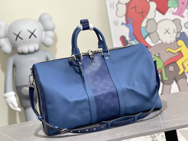 顶级批 M30 黑色 Keepall 50旅行袋 配肩带 质地柔软 风格优雅的原创keepall旅行袋 十字纹配花料旅行袋标志性taiga皮革材质 时尚而实用的